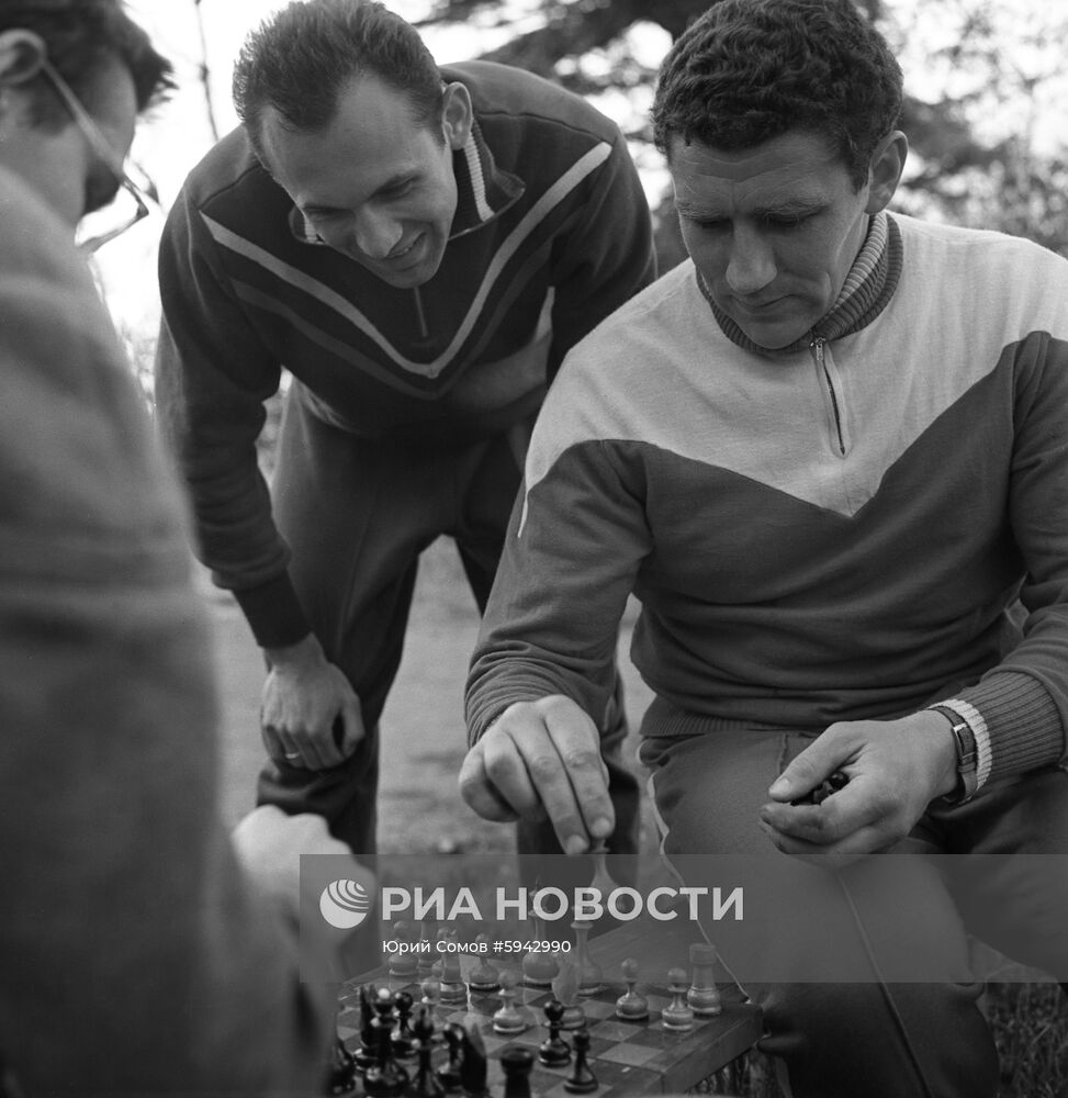 Легкоатлеты Ким Буханцев и Валерий Брумель