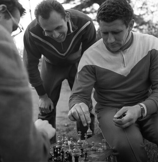 Легкоатлеты Ким Буханцев и Валерий Брумель