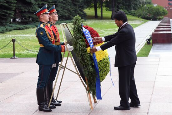 Президент Боливии Э. Моралес возложил цветы к Могиле Неизвестного Солдата 