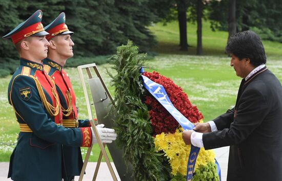 Президент Боливии Э. Моралес возложил цветы к Могиле Неизвестного Солдата 