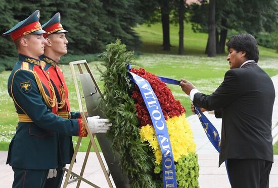 Президент Боливии Э. Моралес возложил цветы к Могиле Неизвестного Солдата 