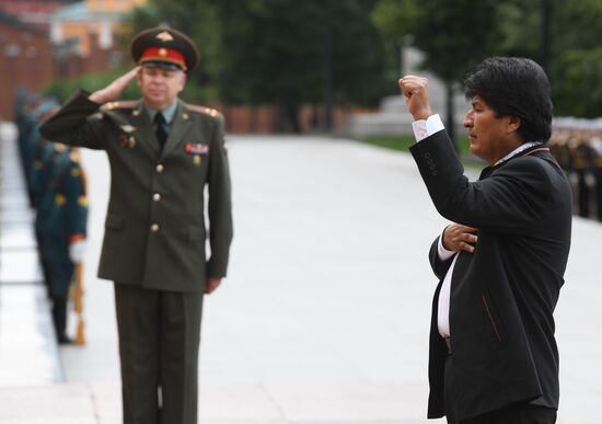 Президент Боливии Э. Моралес возложил цветы к Могиле Неизвестного Солдата 