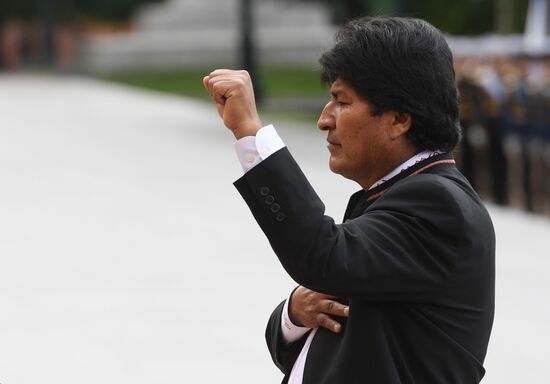 Президент Боливии Э. Моралес возложил цветы к Могиле Неизвестного Солдата 