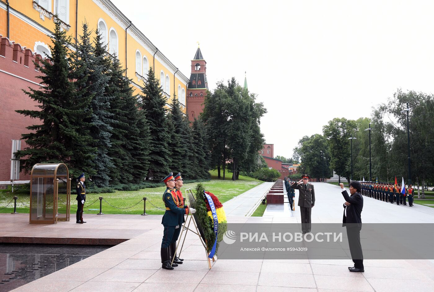 Президент Боливии Э. Моралес возложил цветы к Могиле Неизвестного Солдата 