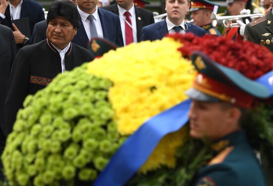 Президент Боливии Э. Моралес возложил цветы к Могиле Неизвестного Солдата 