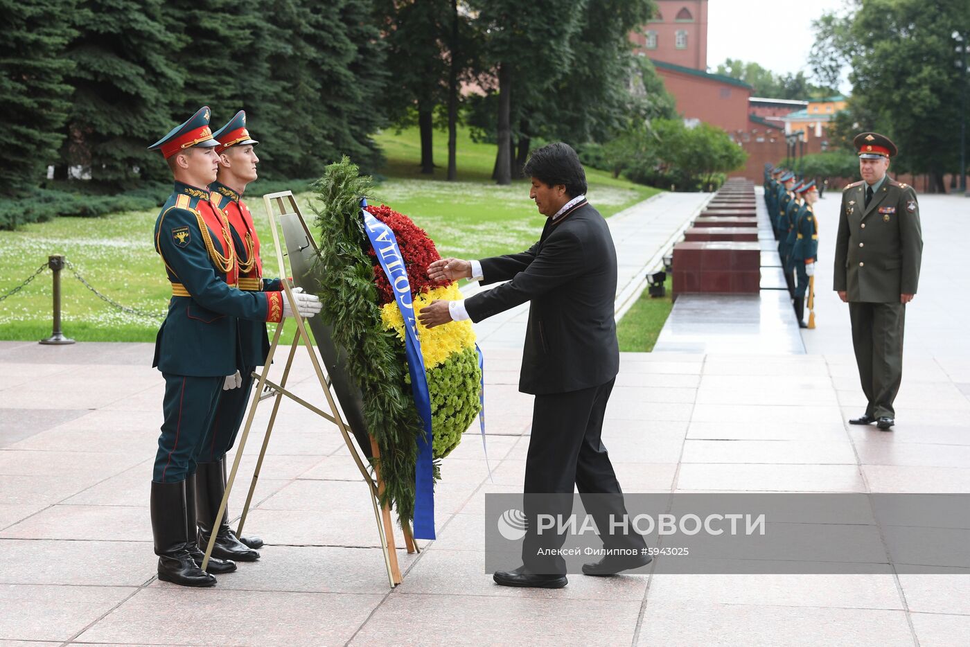 Президент Боливии Э. Моралес возложил цветы к Могиле Неизвестного Солдата 