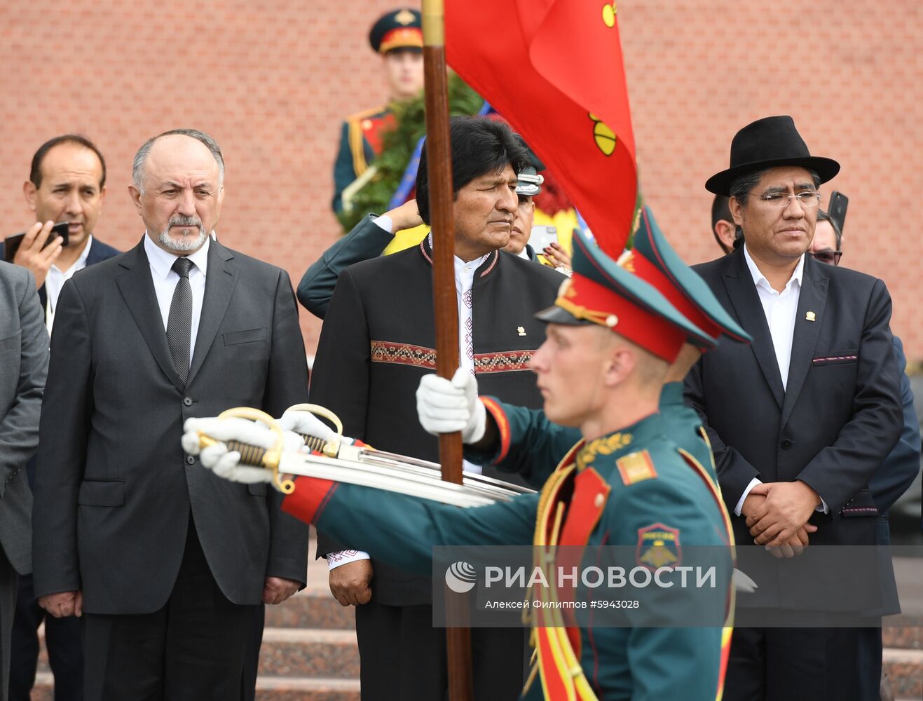 Президент Боливии Э. Моралес возложил цветы к Могиле Неизвестного Солдата 