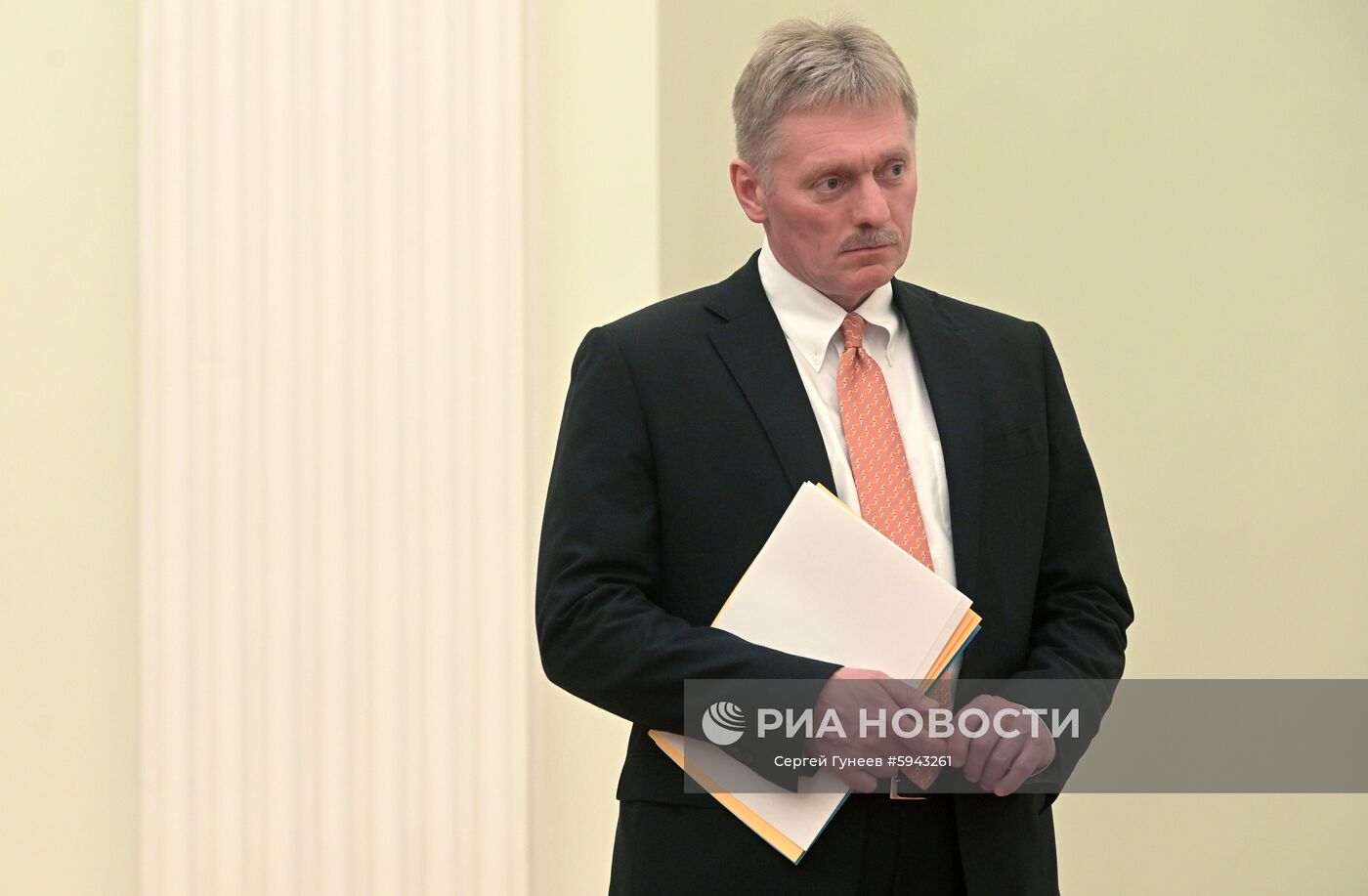 11 июля 2019. Заместитель руководителя администрации президента – пресс-секретарь президента РФ Дмитрий Песков во время встречи президента РФ Владимира Путина и президента Боливии Эво Моралеса. Место: Россия, Москва. Автор: Сергей Гунеев/РИА Новости. Президент РФ В. Путин встретился с президентом Боливии Э. Моралесом