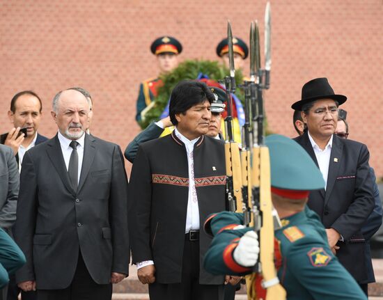 Президент Боливии Э. Моралес возложил цветы к Могиле Неизвестного Солдата 