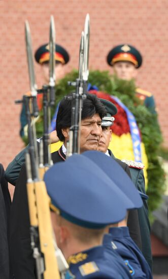 Президент Боливии Э. Моралес возложил цветы к Могиле Неизвестного Солдата 