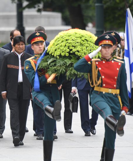 Президент Боливии Э. Моралес возложил цветы к Могиле Неизвестного Солдата 