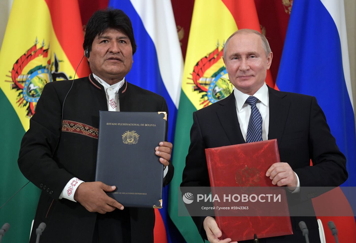 11 июля 2019. Президент РФ Владимир Путин и президент Боливии Эво Моралес (слева) на церемонии подписания совместных документов по итогам российско-боливийских переговоров. Место: Россия, Москва. Автор: Сергей Гунеев/РИА Новости. Президент РФ В. Путин встретился с президентом Боливии Э. Моралесом