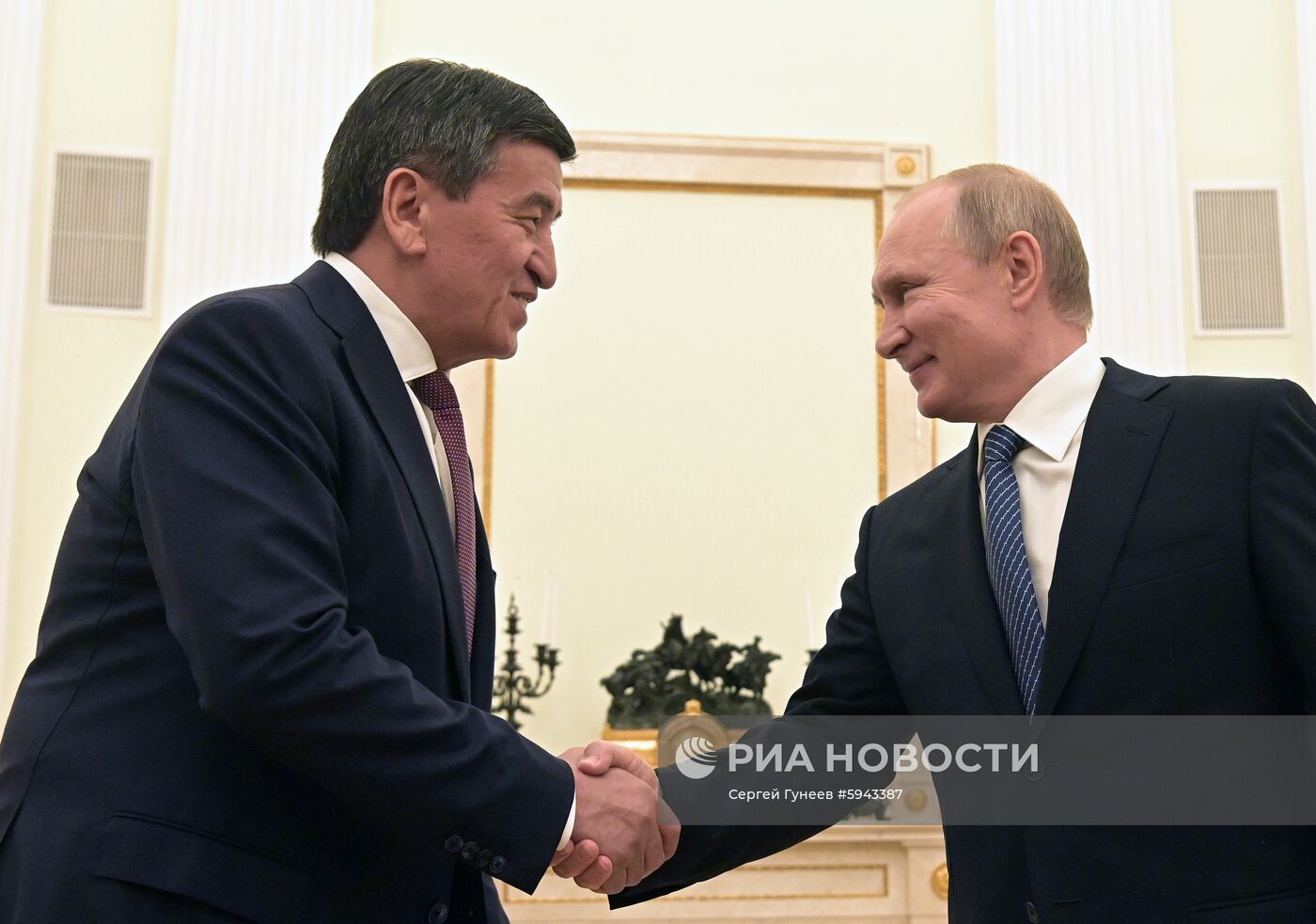 Президент РФ В. Путин встретился с президентом Киргизии С. Жээнбековым