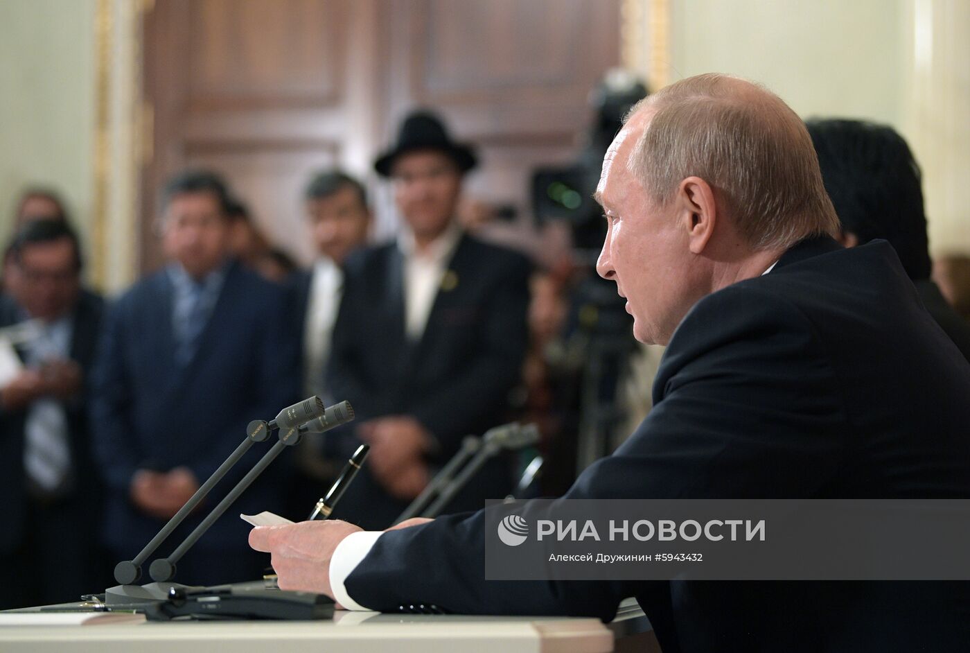 11 июля 2019. Президент РФ Владимир Путин на совместной с президентом Боливии Эво Моралесом пресс-конференции по итогам российско-боливийских переговоров. Место: Россия, Москва. Автор: Алексей Дружинин/РИА Новости. Президент РФ В. Путин встретился с президентом Боливии Э. Моралесом