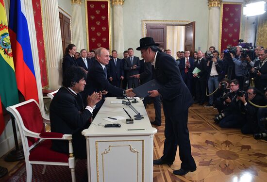 Президент РФ В. Путин встретился с президентом Боливии Э. Моралесом