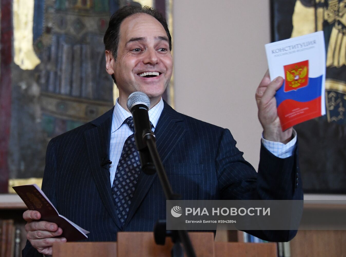 Церемония вручения российского паспорта Джулиану Генри Лоуэнфельду