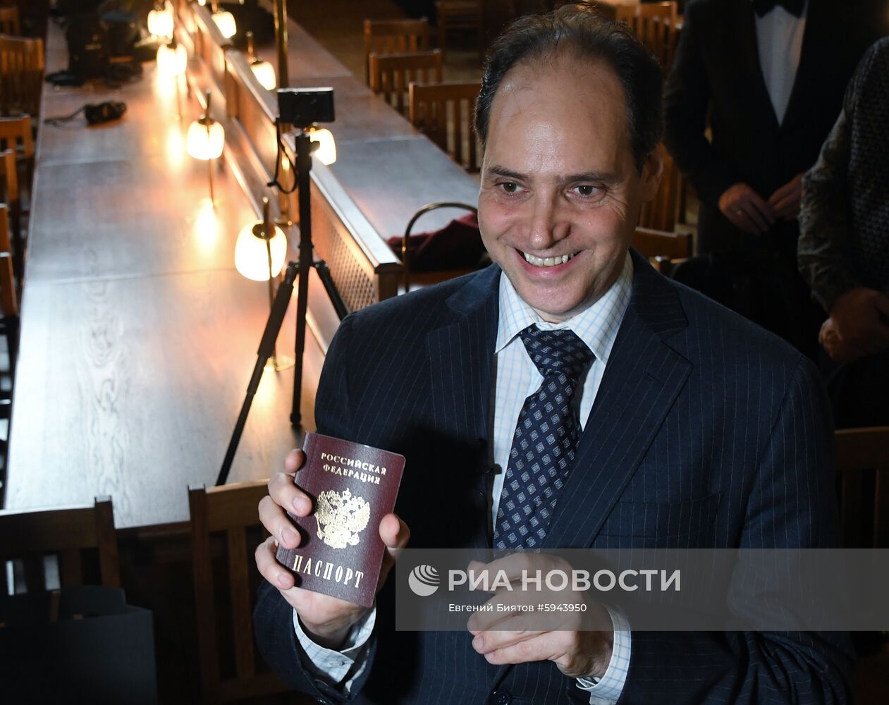 Церемония вручения российского паспорта Джулиану Генри Лоуэнфельду