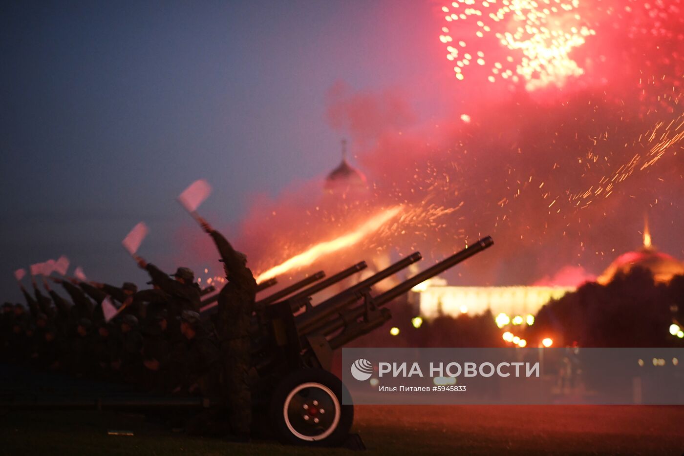 Салют в честь 75-летия освобождения Вильнюса от немецко-фашистских захватчиков