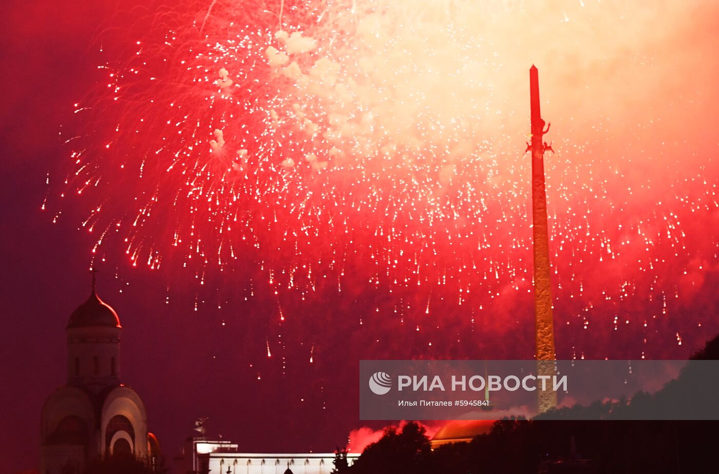 Салют в честь 75-летия освобождения Вильнюса от немецко-фашистских захватчиков