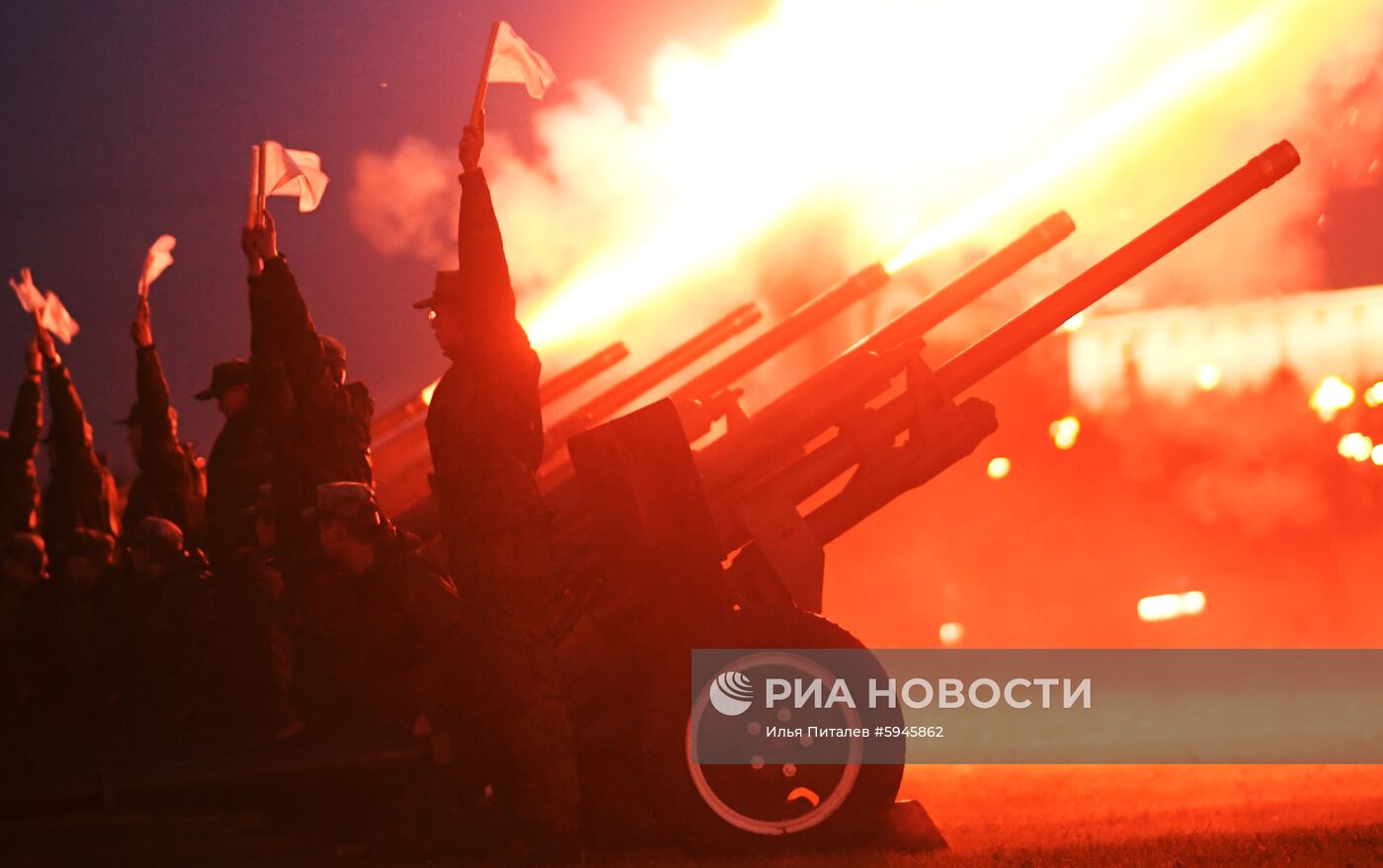 Салют в честь 75-летия освобождения Вильнюса от немецко-фашистских захватчиков