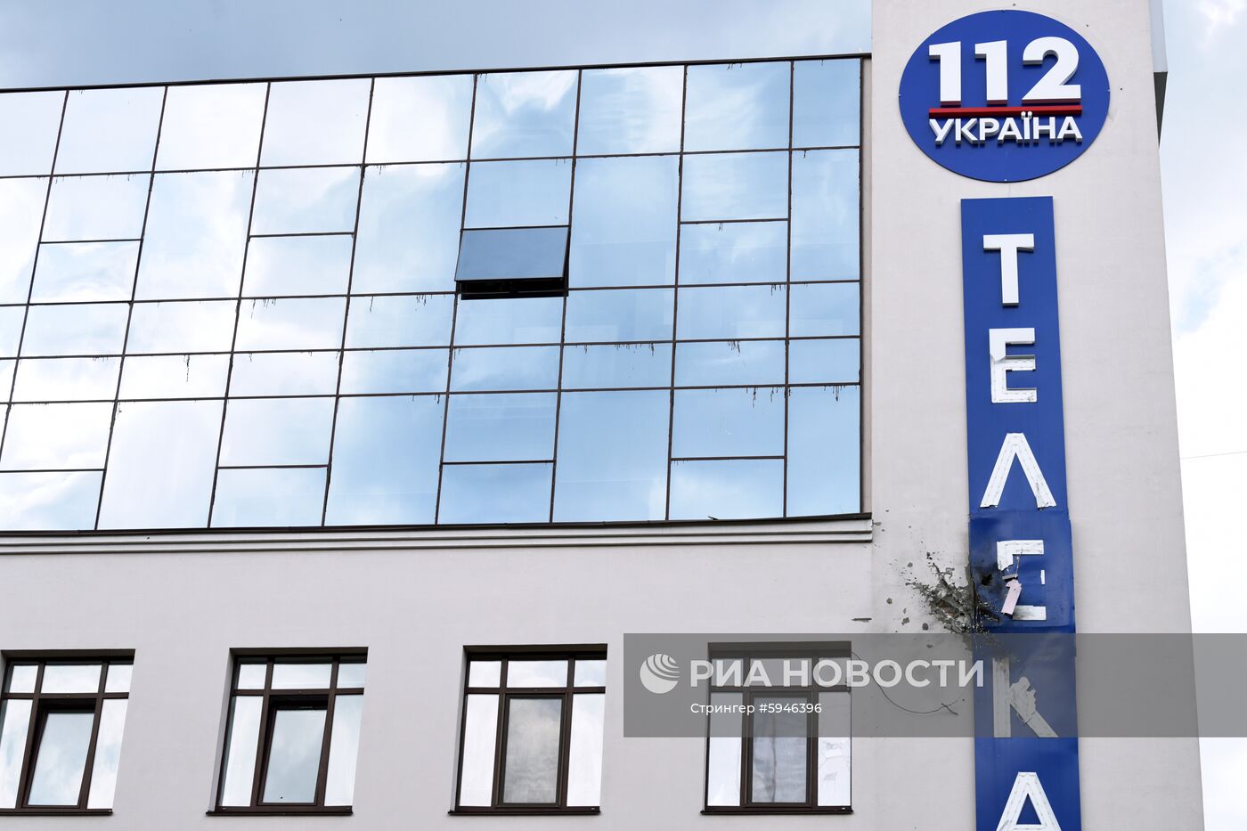 Последствия обстрела телеканала "112 Украина" в Киеве 