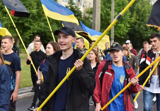 Предвыборный марш националистов во Львове
