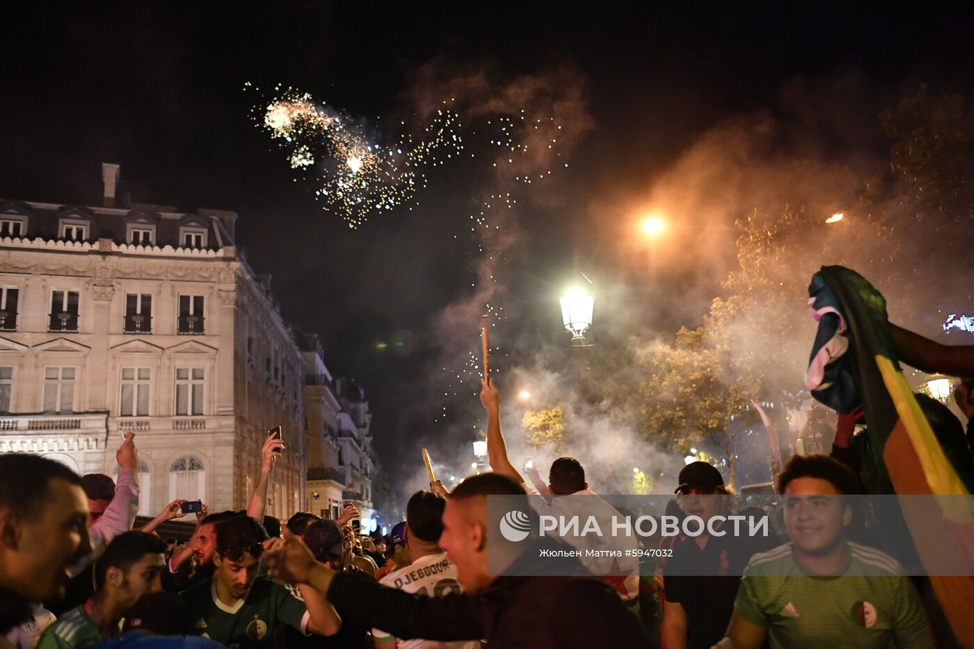 Болельщики сборной Алжира устроили беспорядки в центре Парижа 