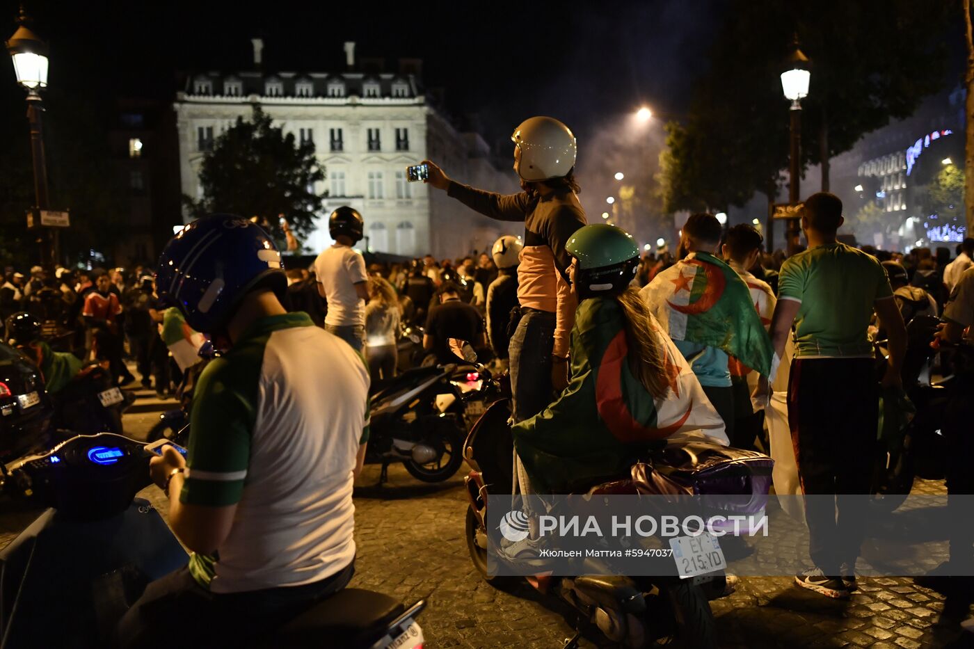 Болельщики сборной Алжира устроили беспорядки в центре Парижа 