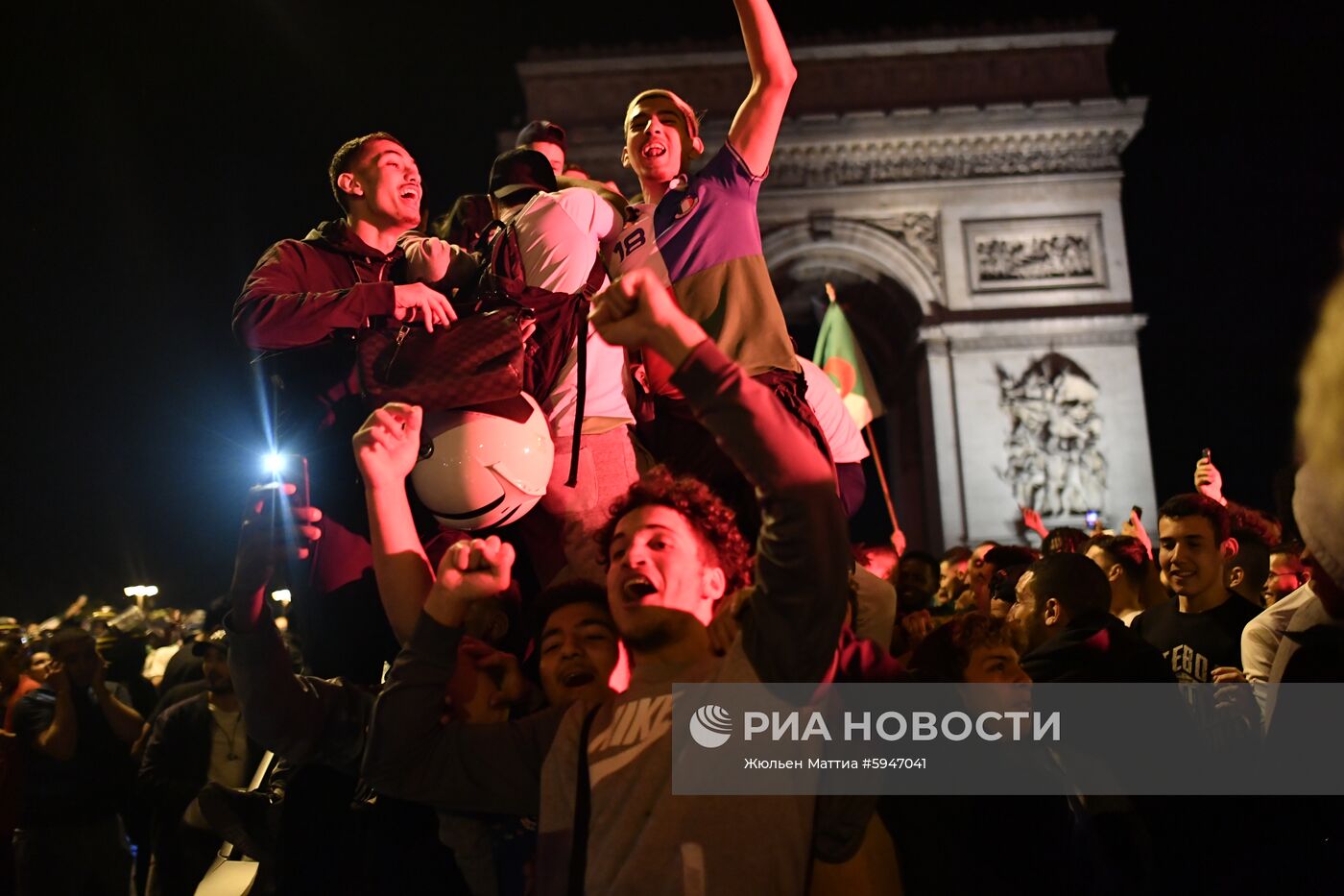 Болельщики сборной Алжира устроили беспорядки в центре Парижа 