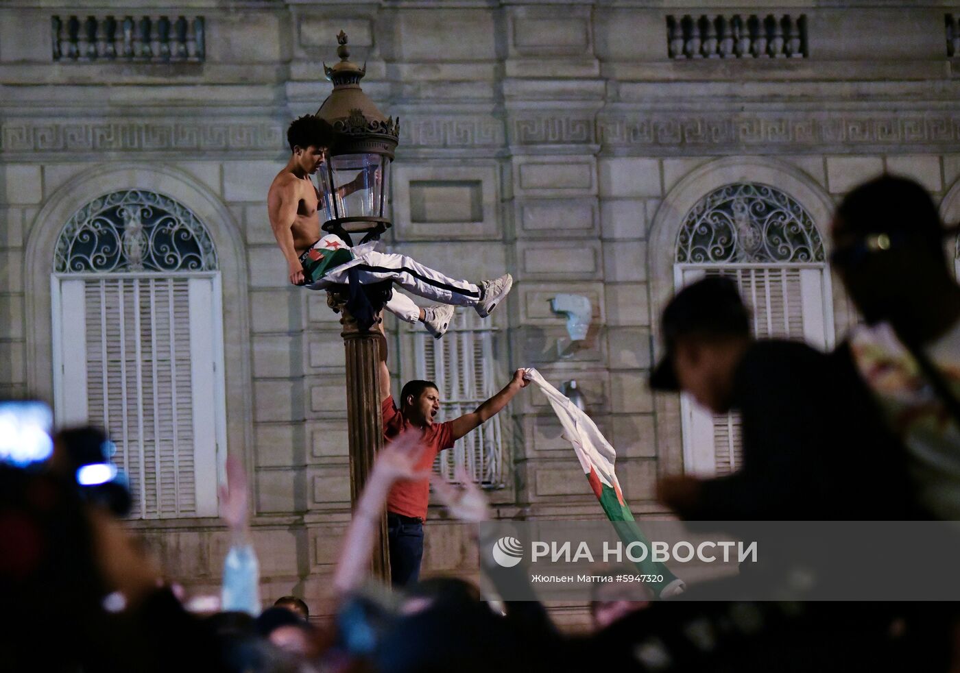 Болельщики сборной Алжира устроили беспорядки в центре Парижа 