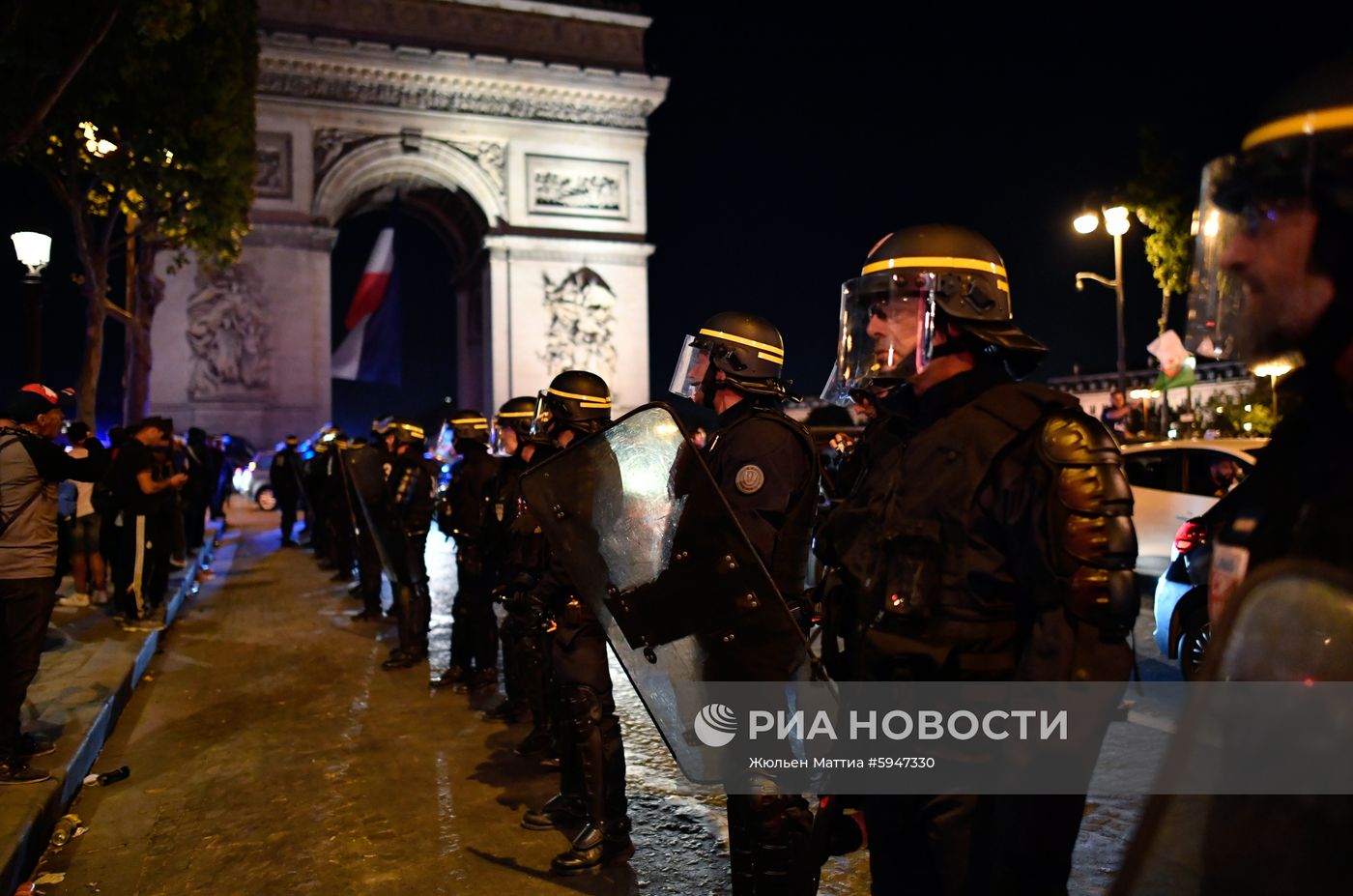 Болельщики сборной Алжира устроили беспорядки в центре Парижа