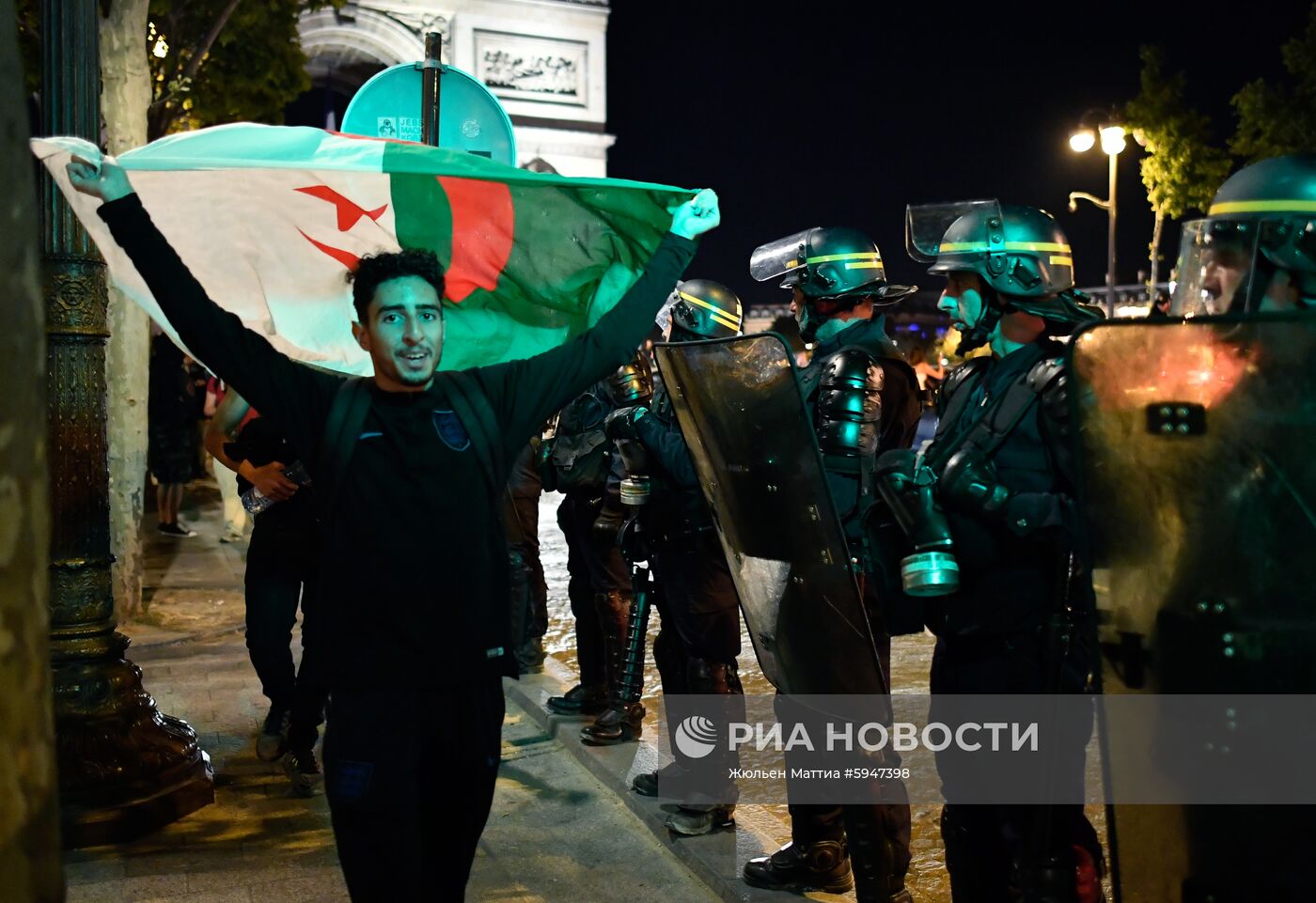 Болельщики сборной Алжира устроили беспорядки в центре Парижа 