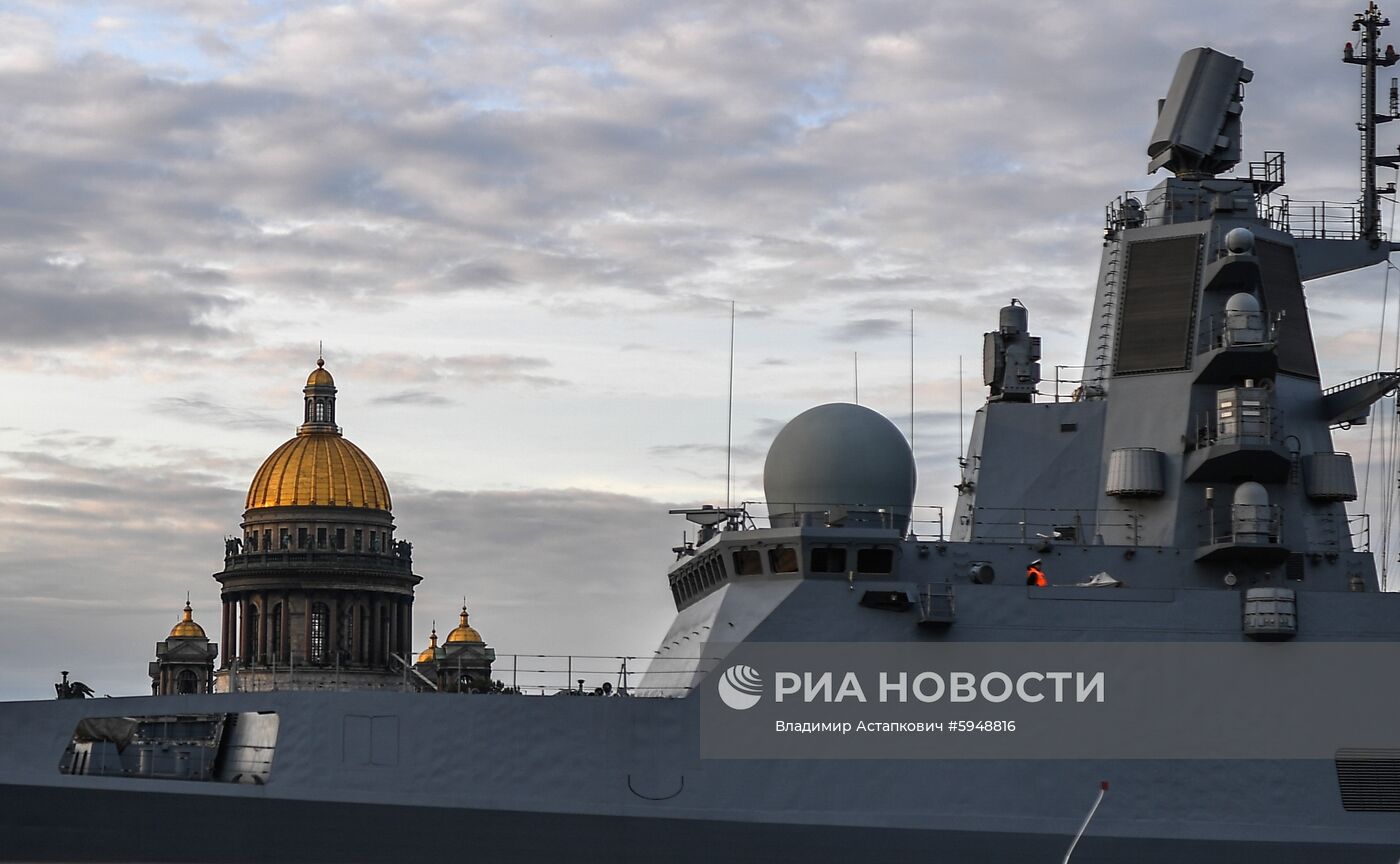 Выход боевых кораблей из Санкт-Петербурга в рамках подготовки к Дню ВМФ России 