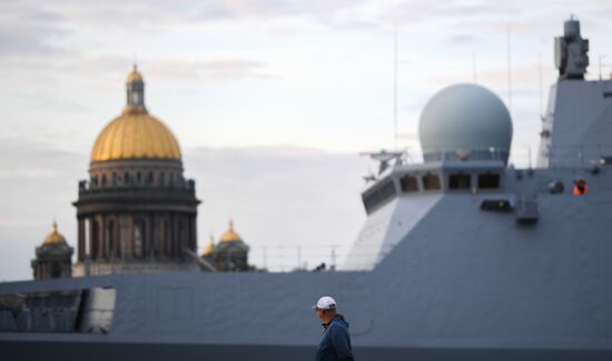 Выход боевых кораблей из Санкт-Петербурга в рамках подготовки к Дню ВМФ России 