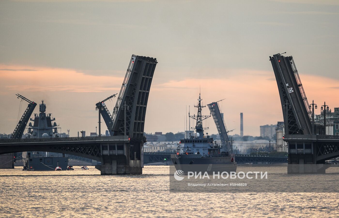 Выход боевых кораблей из Санкт-Петербурга в рамках подготовки к Дню ВМФ России 