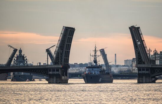 Выход боевых кораблей из Санкт-Петербурга в рамках подготовки к Дню ВМФ России 