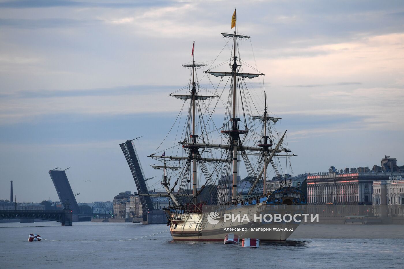 Выход боевых кораблей из Санкт-Петербурга в рамках подготовки к Дню ВМФ России 