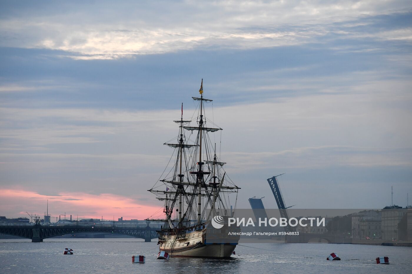 Выход боевых кораблей из Санкт-Петербурга в рамках подготовки к Дню ВМФ России 