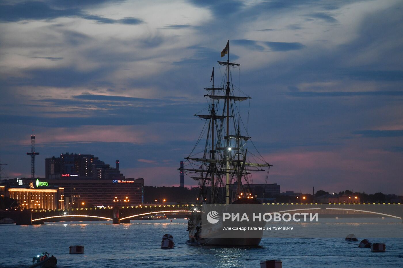 Выход боевых кораблей из Санкт-Петербурга в рамках подготовки к Дню ВМФ России 