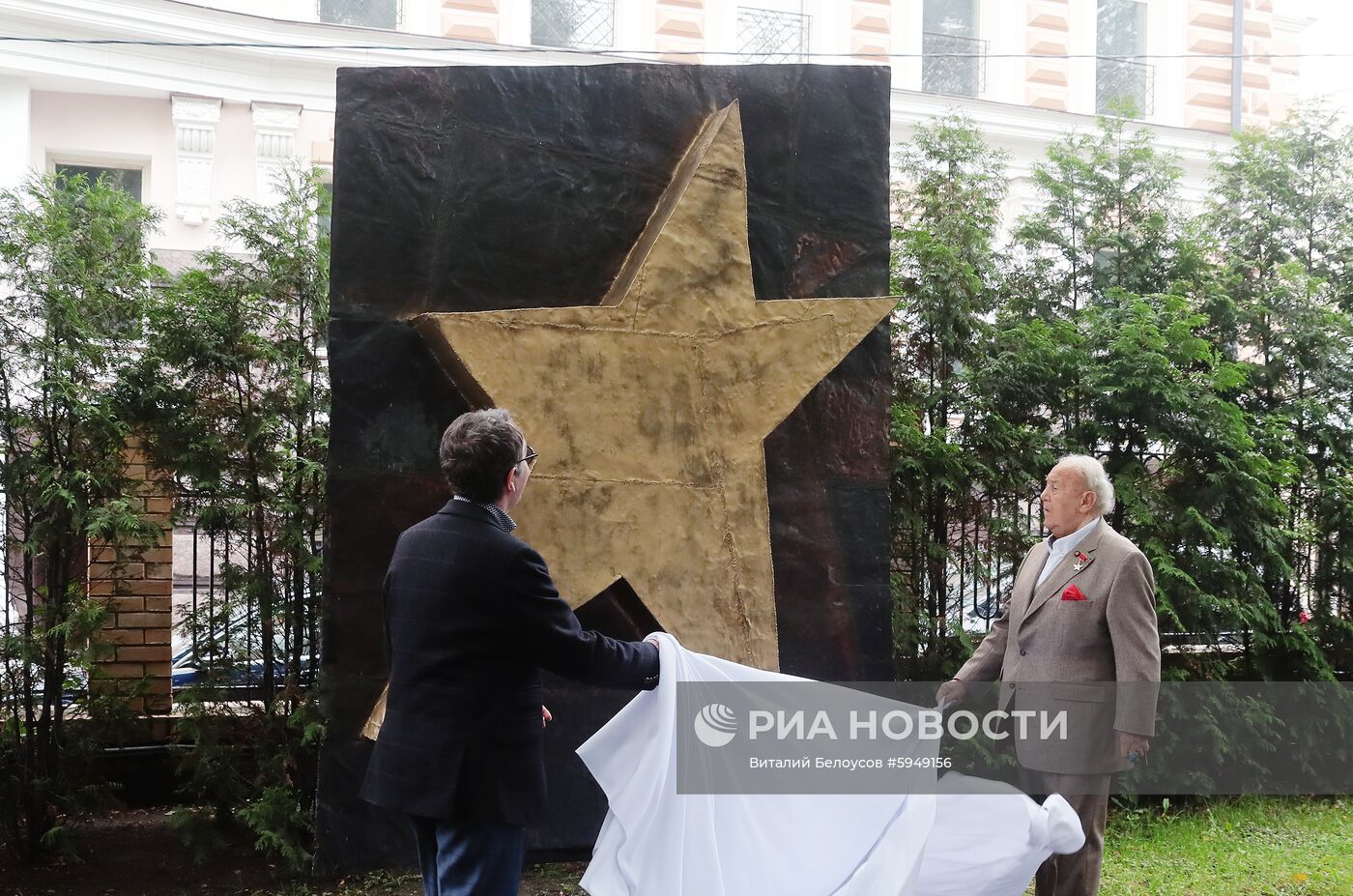 Открытие скульптурной композиции "Монумент будущим звездам"