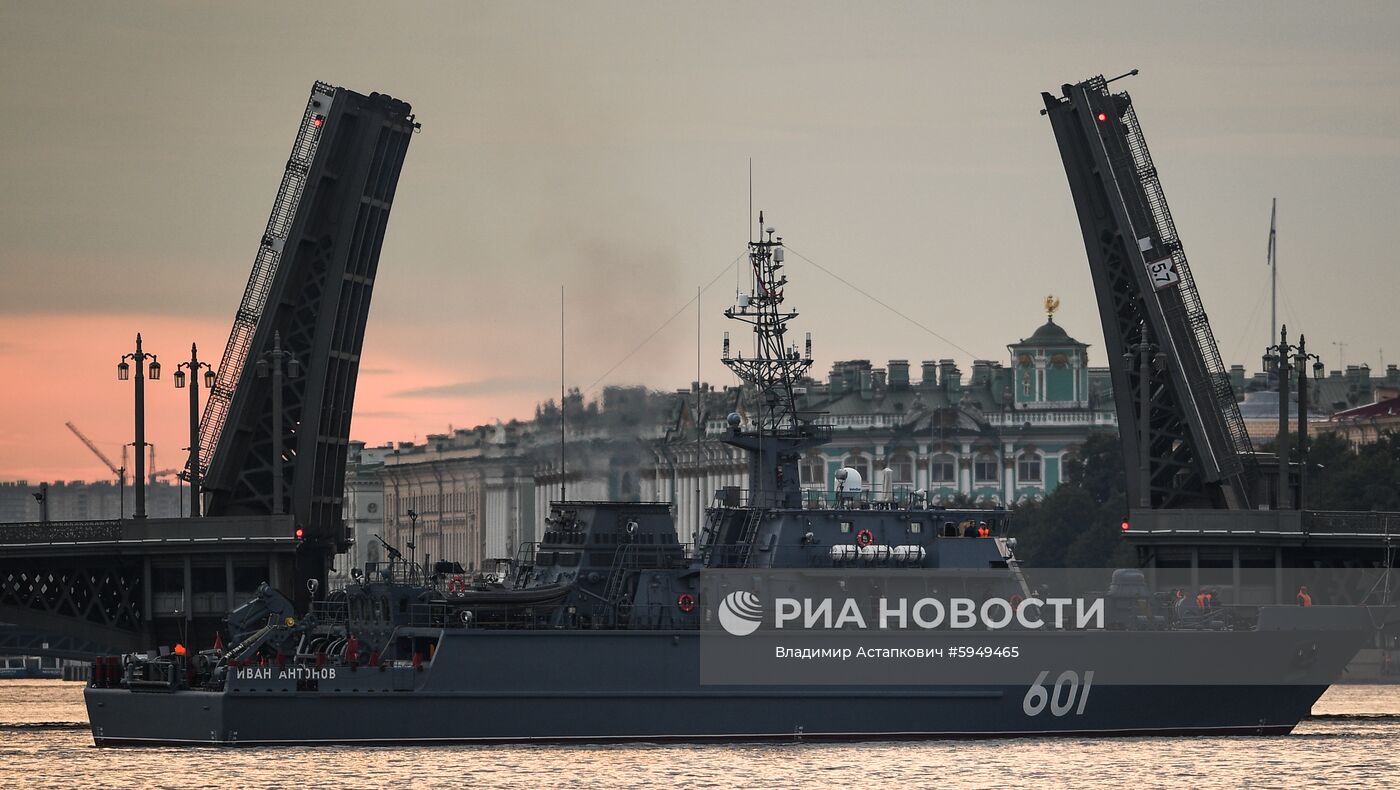Выход боевых кораблей из Санкт-Петербурга в рамках подготовки к Дню ВМФ России