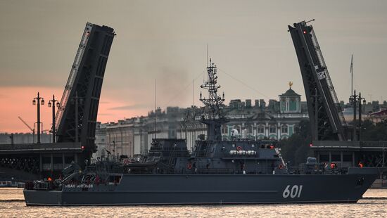 Выход боевых кораблей из Санкт-Петербурга в рамках подготовки к Дню ВМФ России