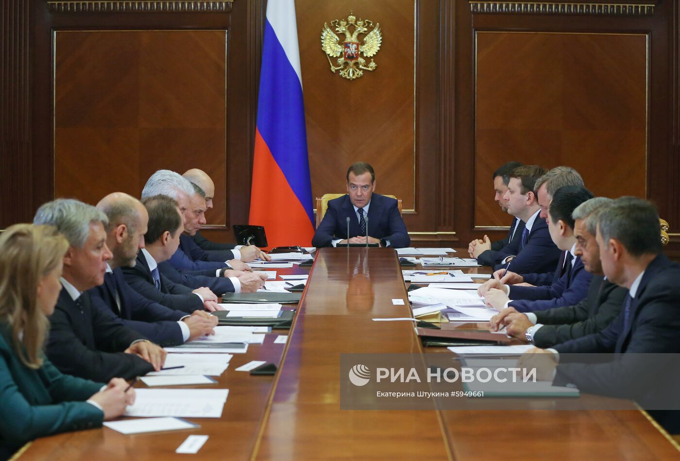 Премьер-министр РФ Д. Медведев провел совещание о внедрении электронного удостоверения личности