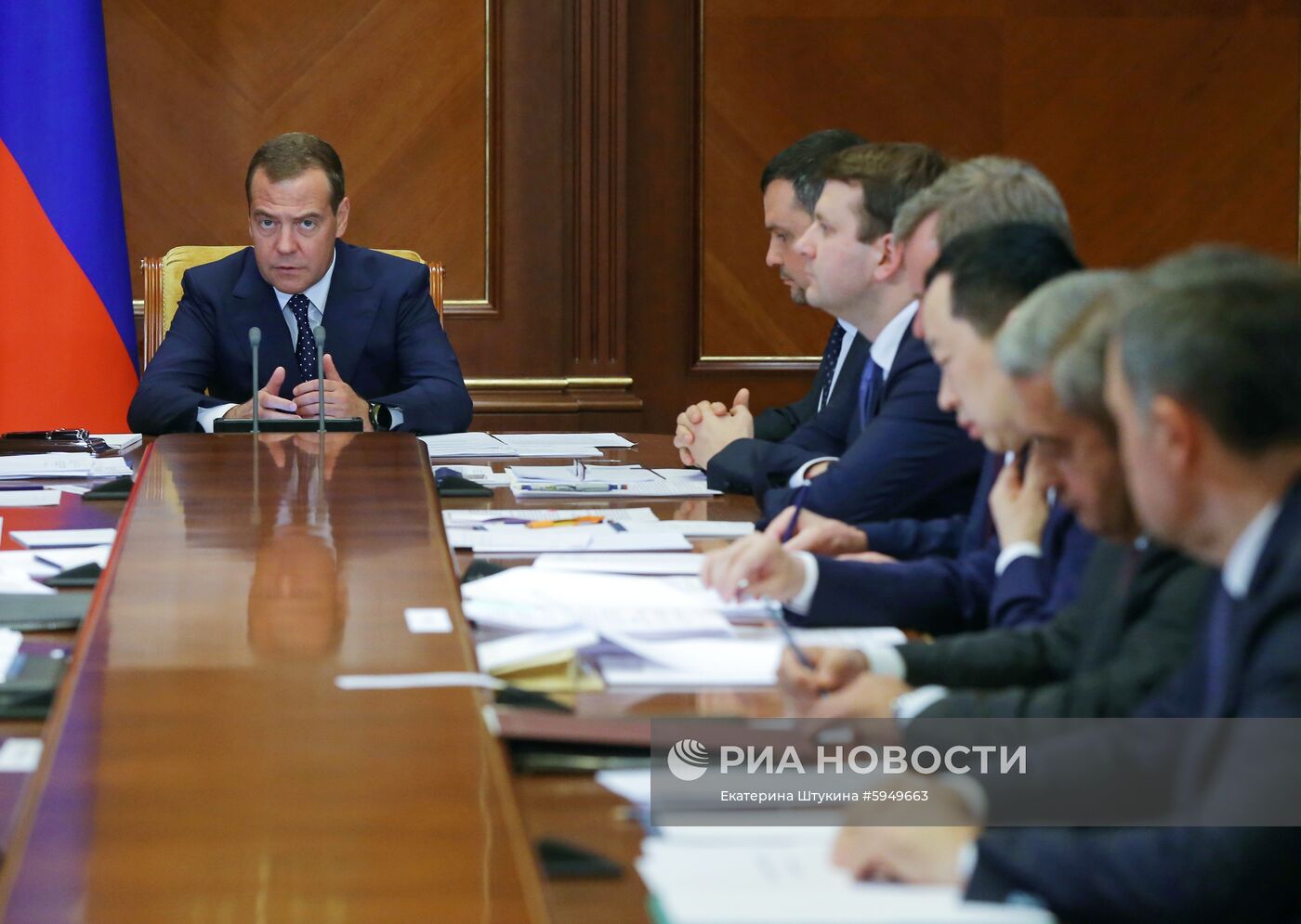 Премьер-министр РФ Д. Медведев провел совещание о внедрении электронного удостоверения личности