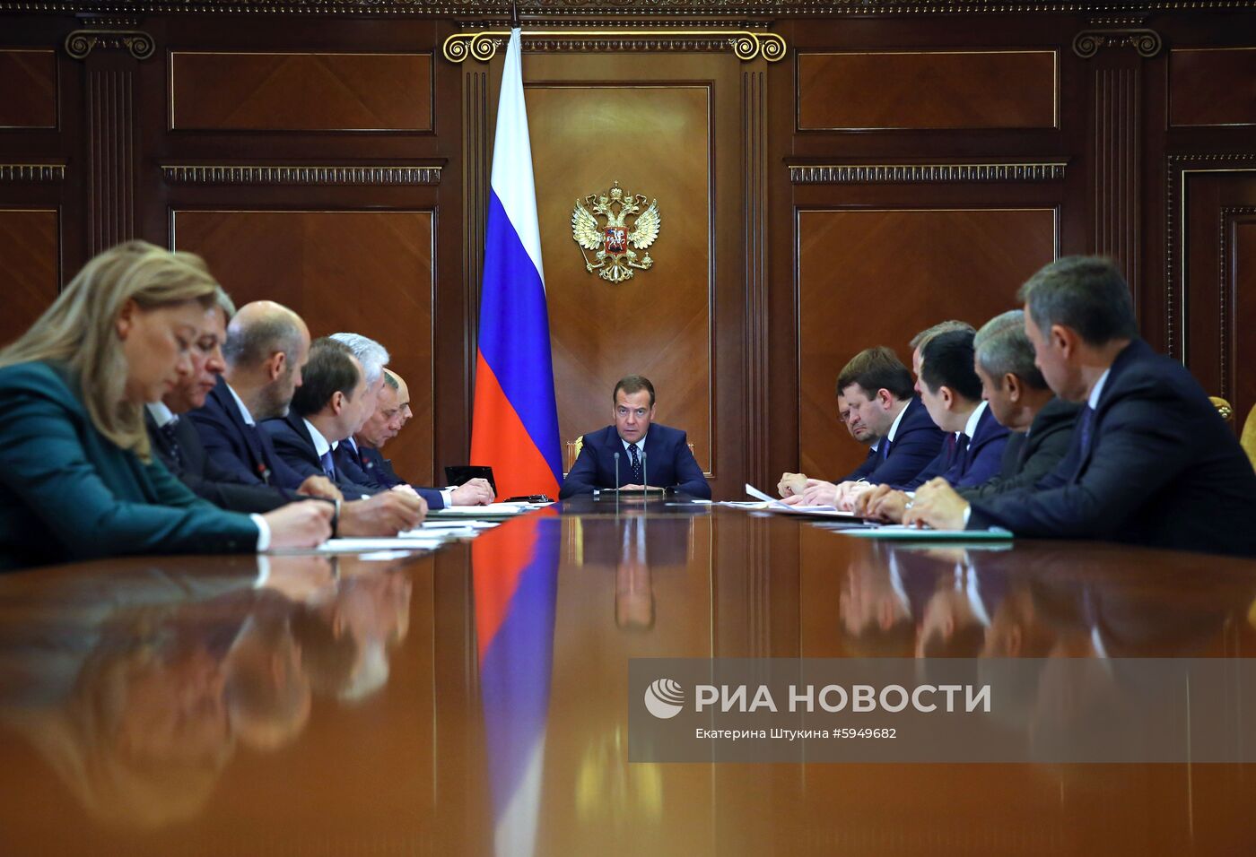 Премьер-министр РФ Д. Медведев провел совещание о внедрении электронного удостоверения личности