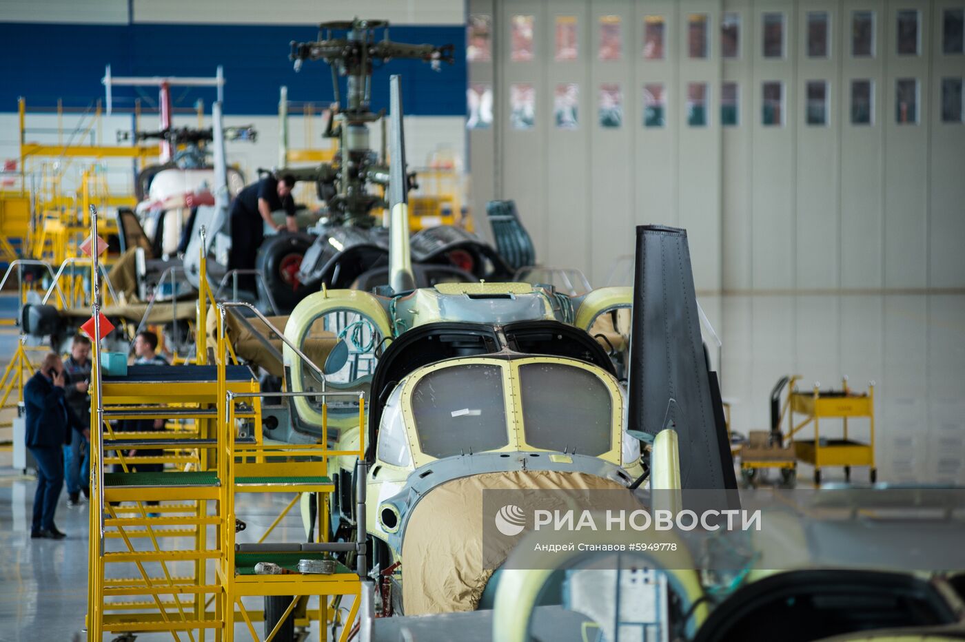 Производство вертолетов на заводе Арсеньевской авиационной компании "Прогресс"