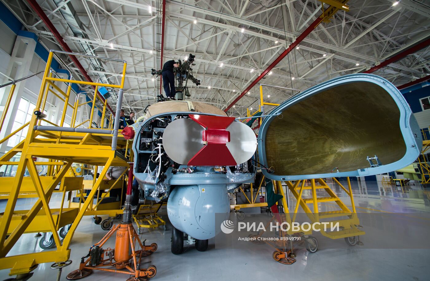 Производство вертолетов на заводе Арсеньевской авиационной компании "Прогресс"