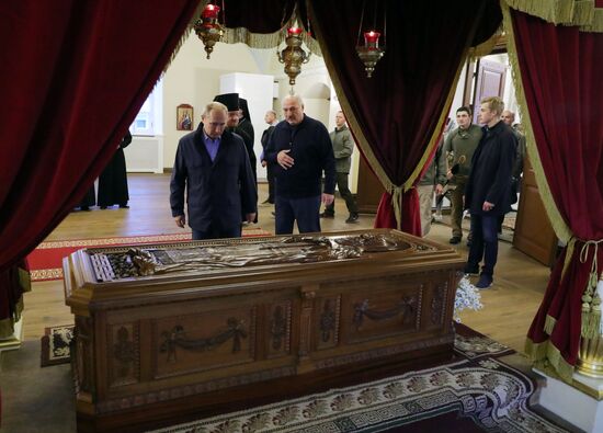 Президенты РФ и Белоруссии В. Путин и А. Лукашенко посетили Коневский Рождество-Богородичный монастырь