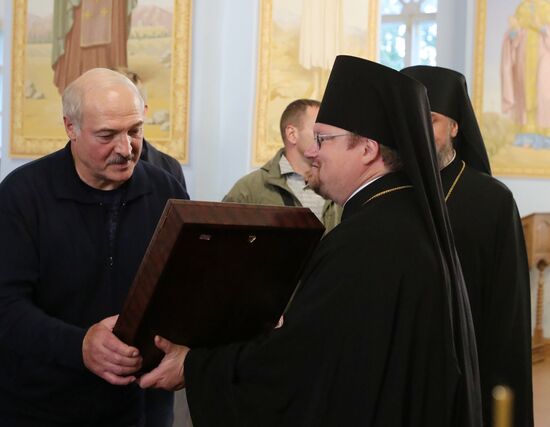 Президенты РФ и Белоруссии В. Путин и А. Лукашенко посетили Коневский Рождество-Богородичный монастырь