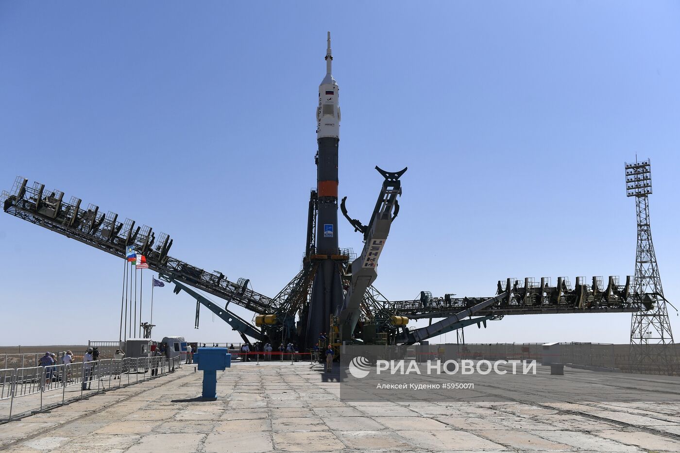 Вывоз РН "Союз-ФГ" с ТПК "Сoюз МС-13"